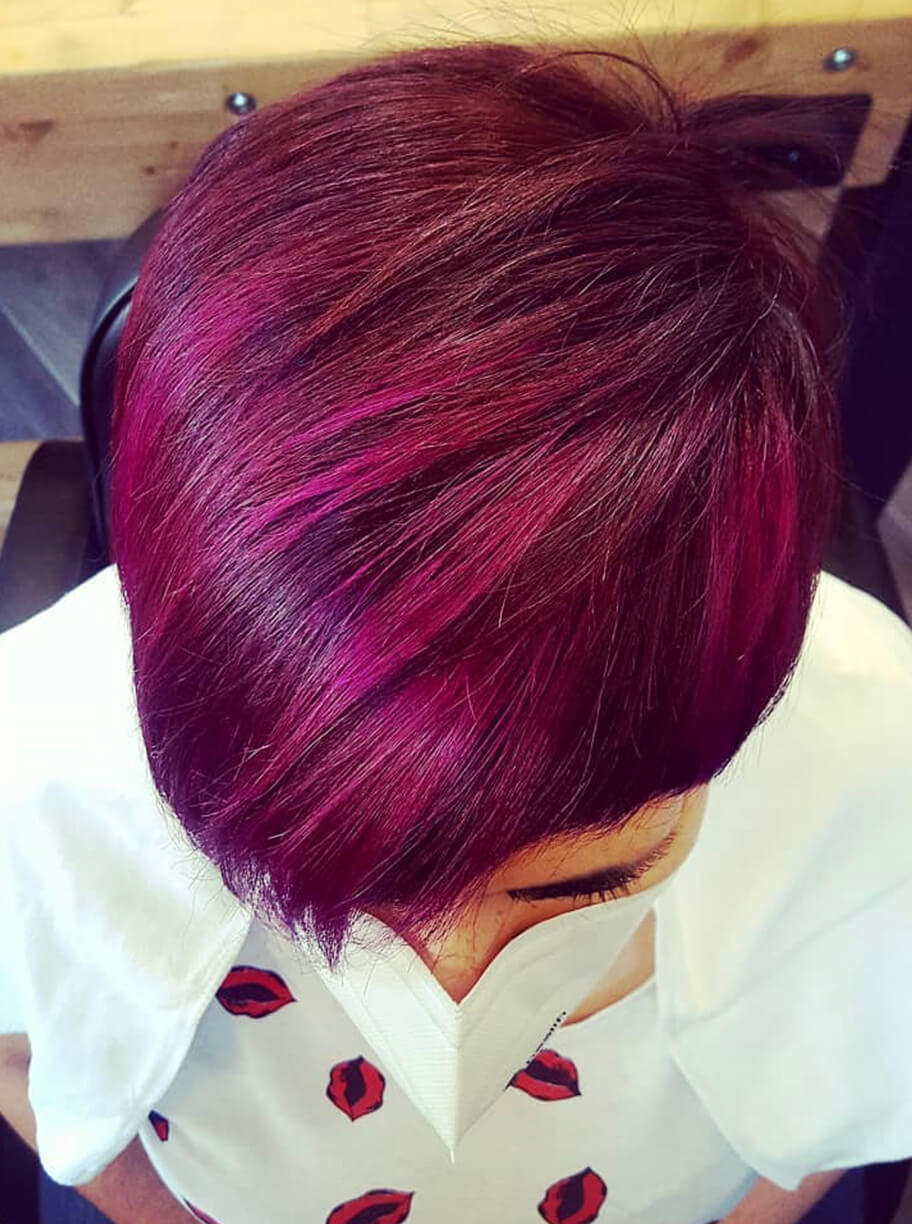 Begoña Eceiza Peluquería Orgánica – Galería – corte de pelo largo con ondas de mujer con color fucsia