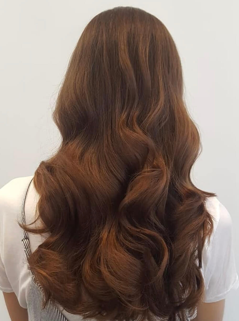 Begoña Eceiza Peluquería Orgánica – Galería – corte de pelo largo con ondas de mujer con color castaño