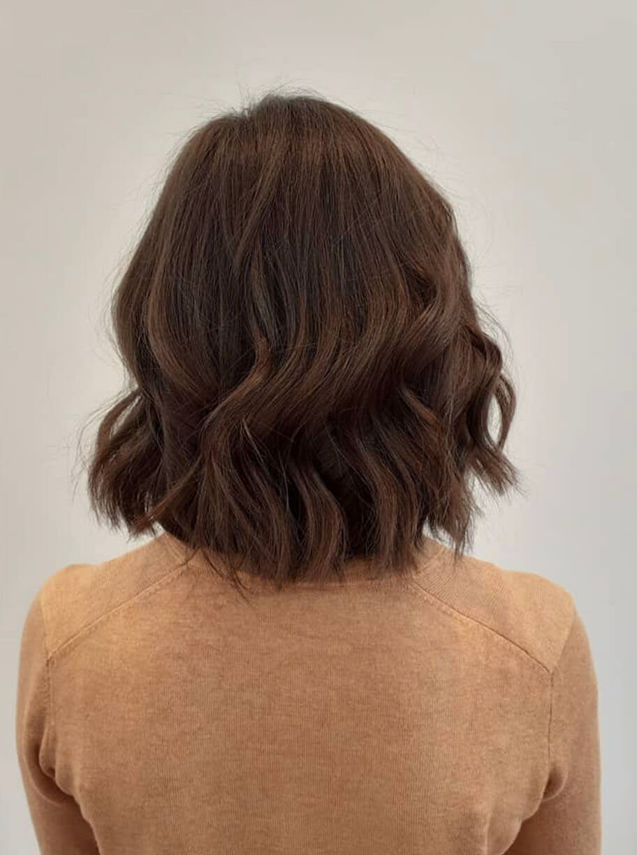 Begoña Eceiza Peluquería Orgánica – Galería – corte de pelo corto con ondas de mujer con color moreno