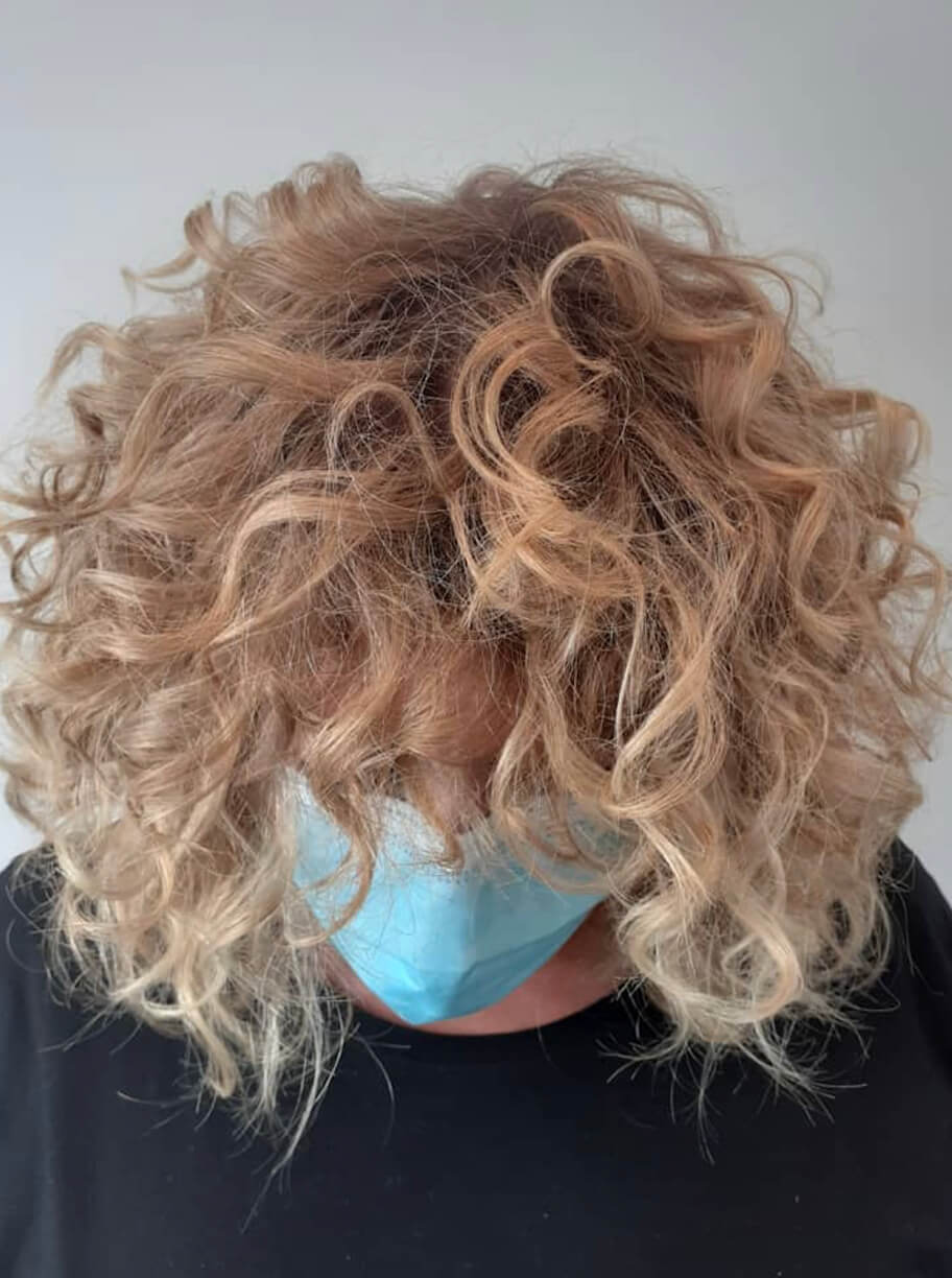 Begoña Eceiza Peluquería Orgánica – Galería – corte de pelo medio con rizos de mujer con color rubio