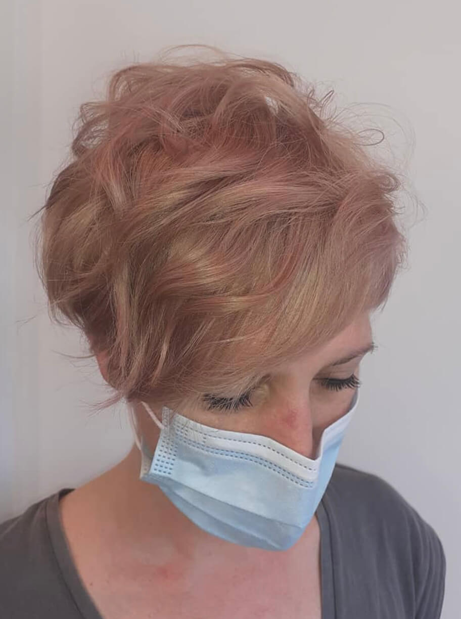 Begoña Eceiza Peluquería Orgánica – Galería – corte de pelo corto con ondas de mujer con color rosa