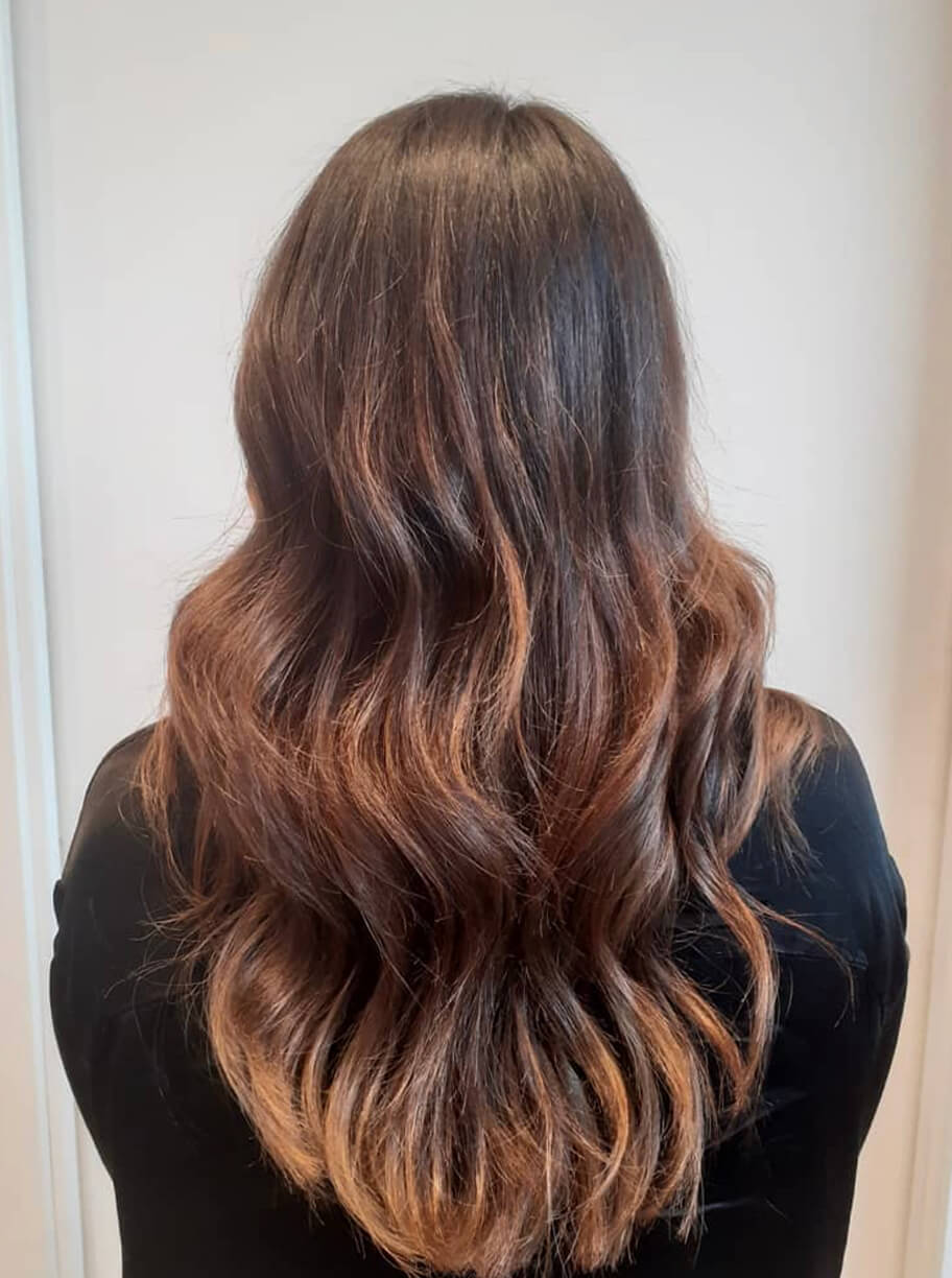 Begoña Eceiza Peluquería Orgánica – Galería – corte de pelo largo con ondas de mujer con color castaño