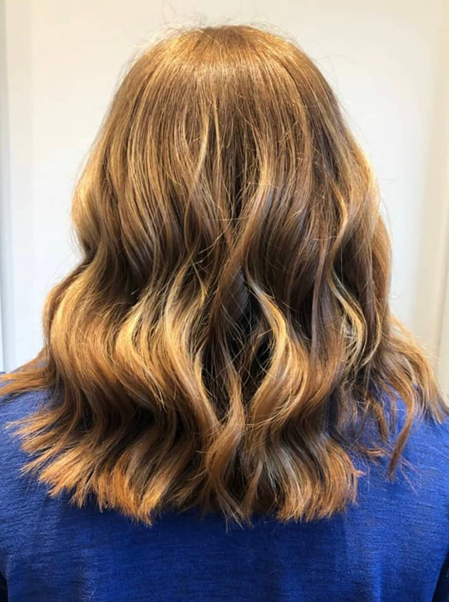 Begoña Eceiza Peluquería Orgánica – Galería – corte de pelo medio con ondas de mujer con color castaño