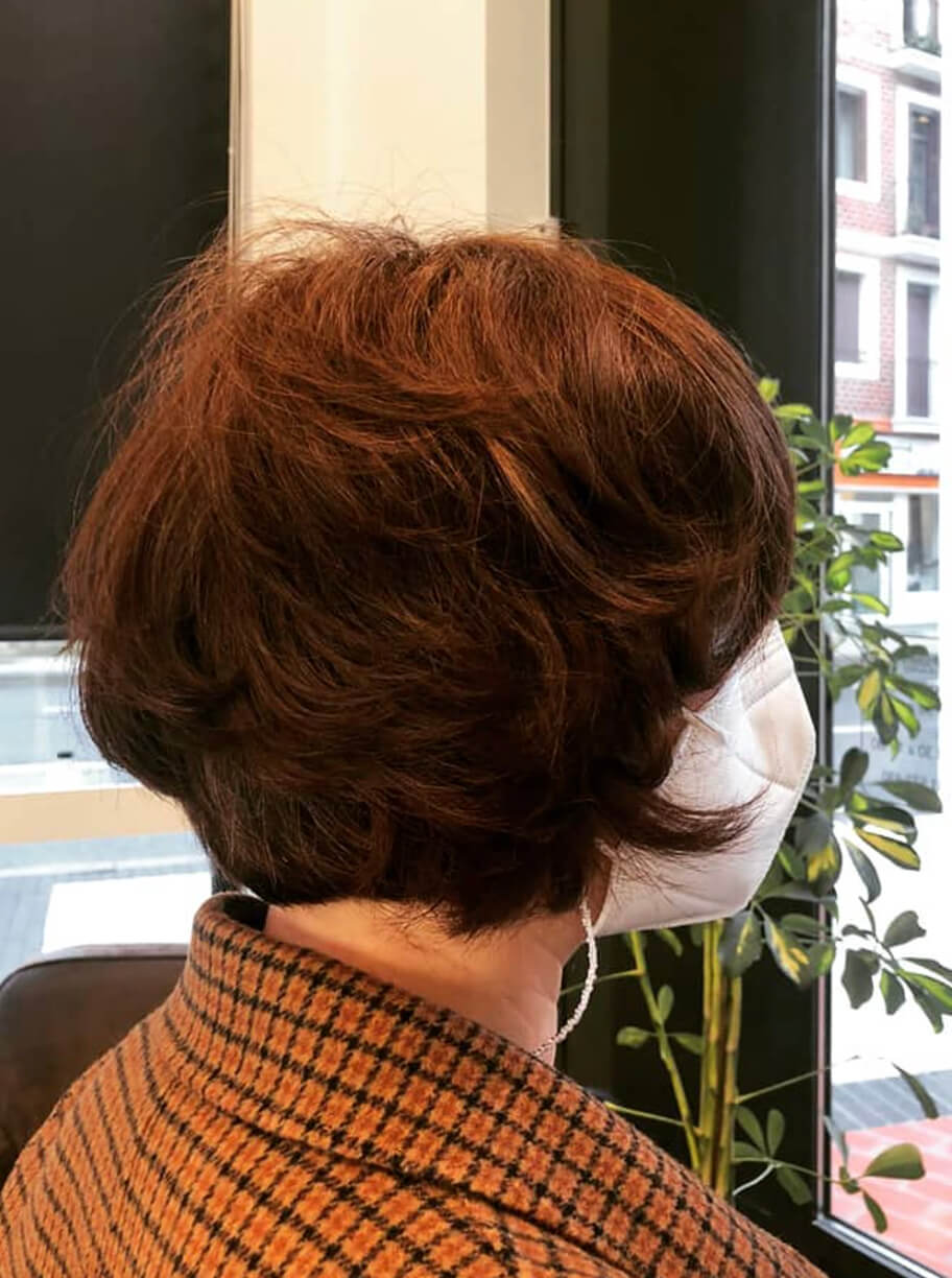 Begoña Eceiza Peluquería Orgánica – Galería – corte de pelo corto con ondas de mujer con color castaño
