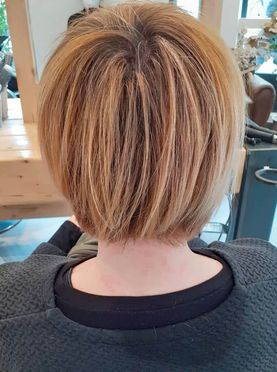 Begoña Eceiza Peluquería Orgánica – Galería – corte de pelo corto liso de mujer con color rubio