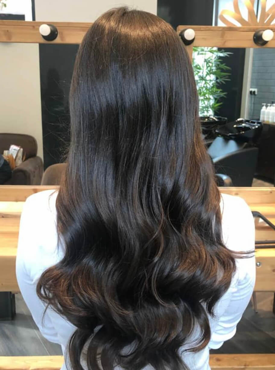 Begoña Eceiza Peluquería Orgánica – Galería – corte de pelo largo con ondas de mujer con color moreno