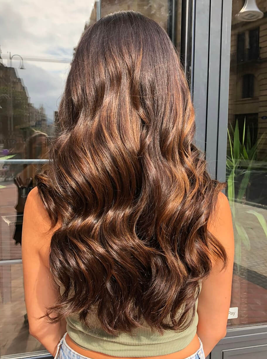 Imagen de galería de corte de pelo largo con ondas de mujer con color castaño