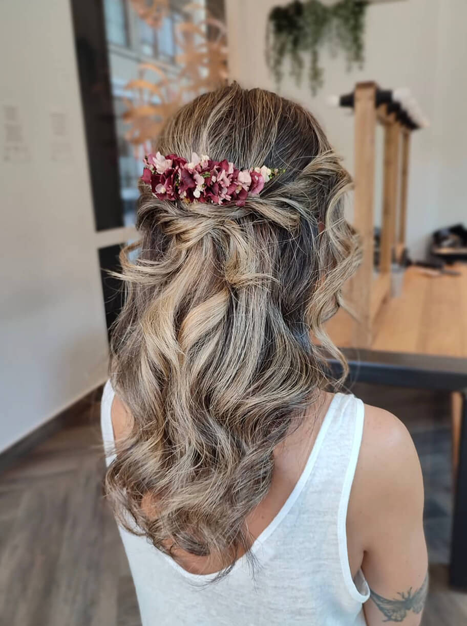 Begoña Eceiza Peluquería Orgánica – Galería – peinado de boda con ondas de mujer con color rubio