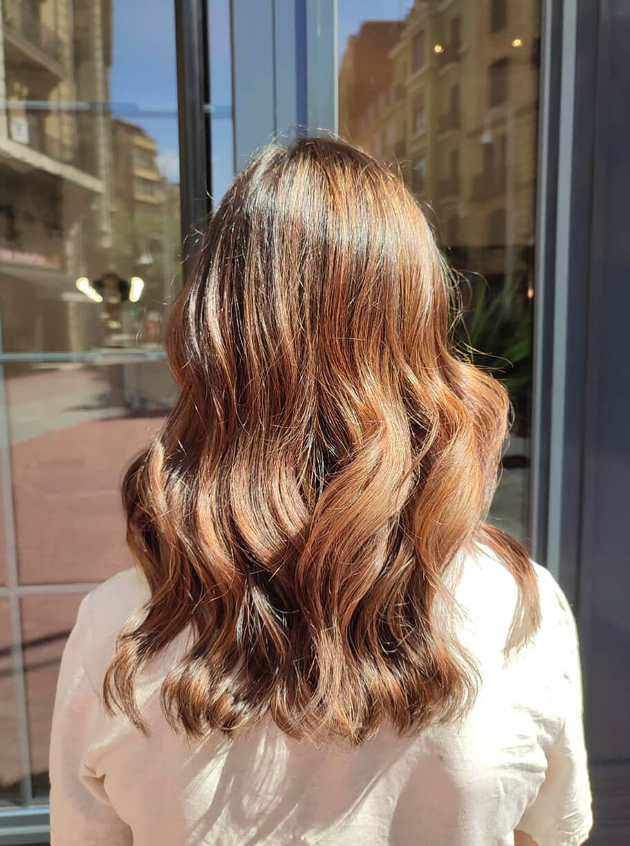 Imagen de galería de corte de pelo medio con ondas de mujer con color castaño