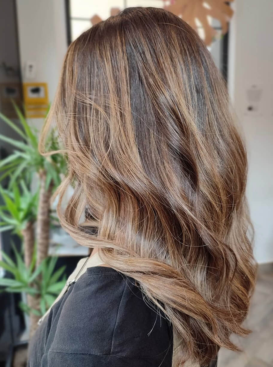 Begoña Eceiza Peluquería Orgánica – Galería – corte de pelo medio con ondas de mujer con color castaño