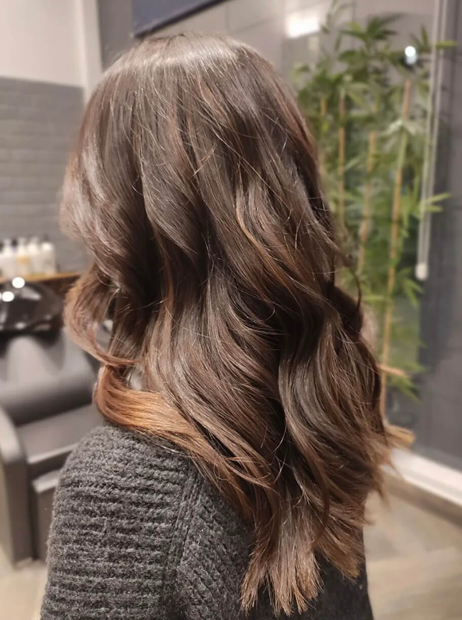 Begoña Eceiza Peluquería Orgánica – Galería – corte de pelo largo con ondas de mujer con color moreno