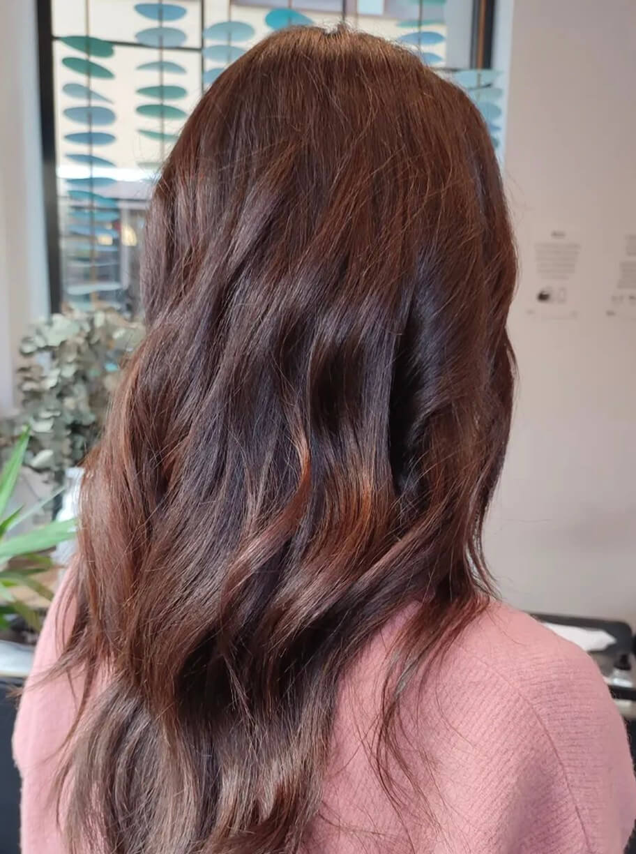 Begoña Eceiza Peluquería Orgánica – Galería – corte de pelo largo con ondas de mujer con color castaño
