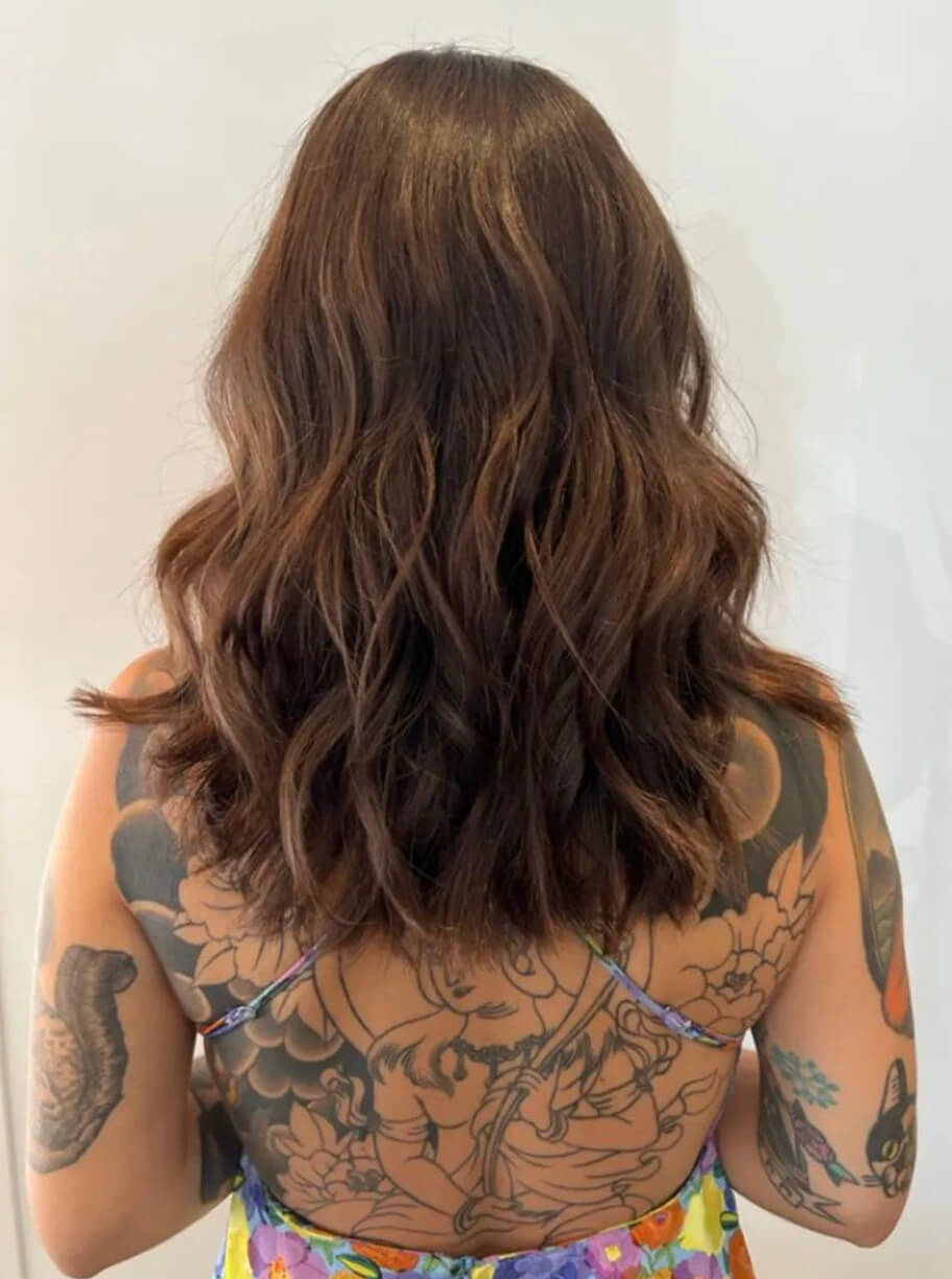 Imagen de galería de corte de pelo medio con ondas de mujer con color moreno
