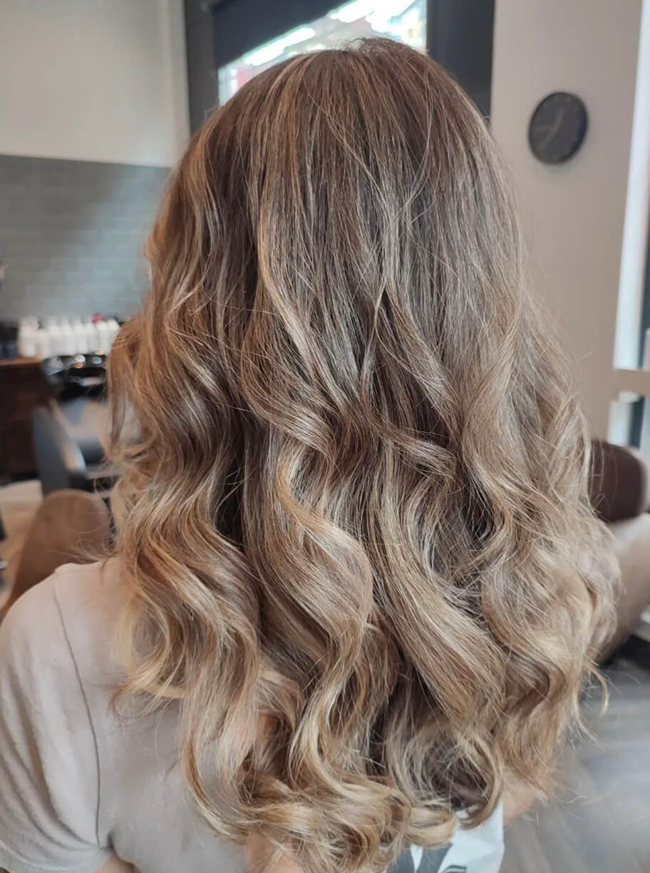 Imagen de galería de corte de pelo medio con ondas de mujer con color castaño