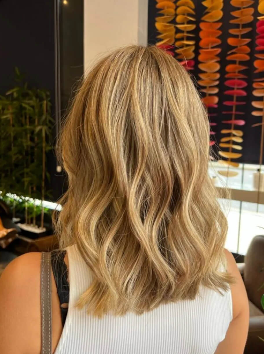 Begoña Eceiza Peluquería Orgánica – Galería – corte de pelo medio con ondas de mujer con color rubio