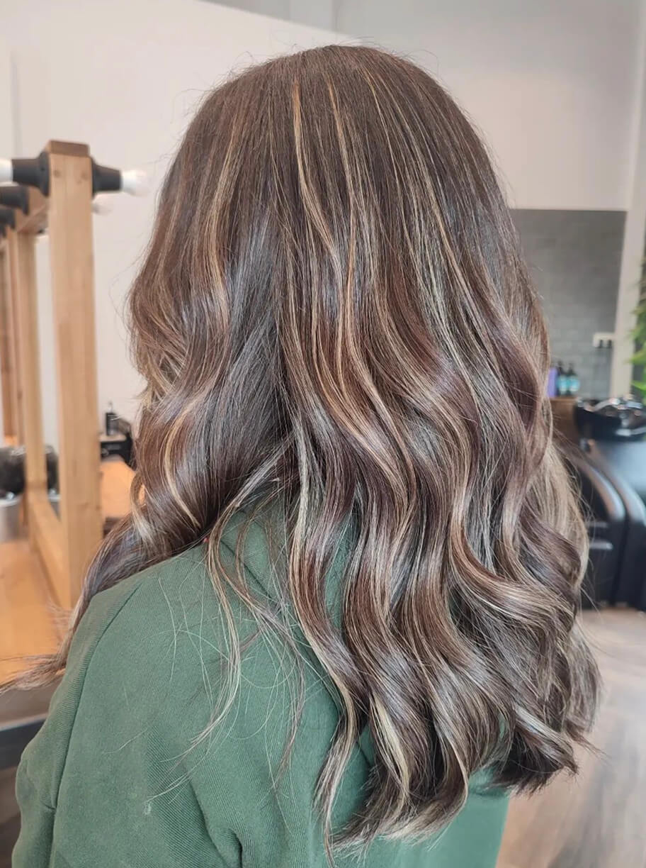 Begoña Eceiza Peluquería Orgánica – Galería – corte de pelo medio con ondas de mujer con color castaño