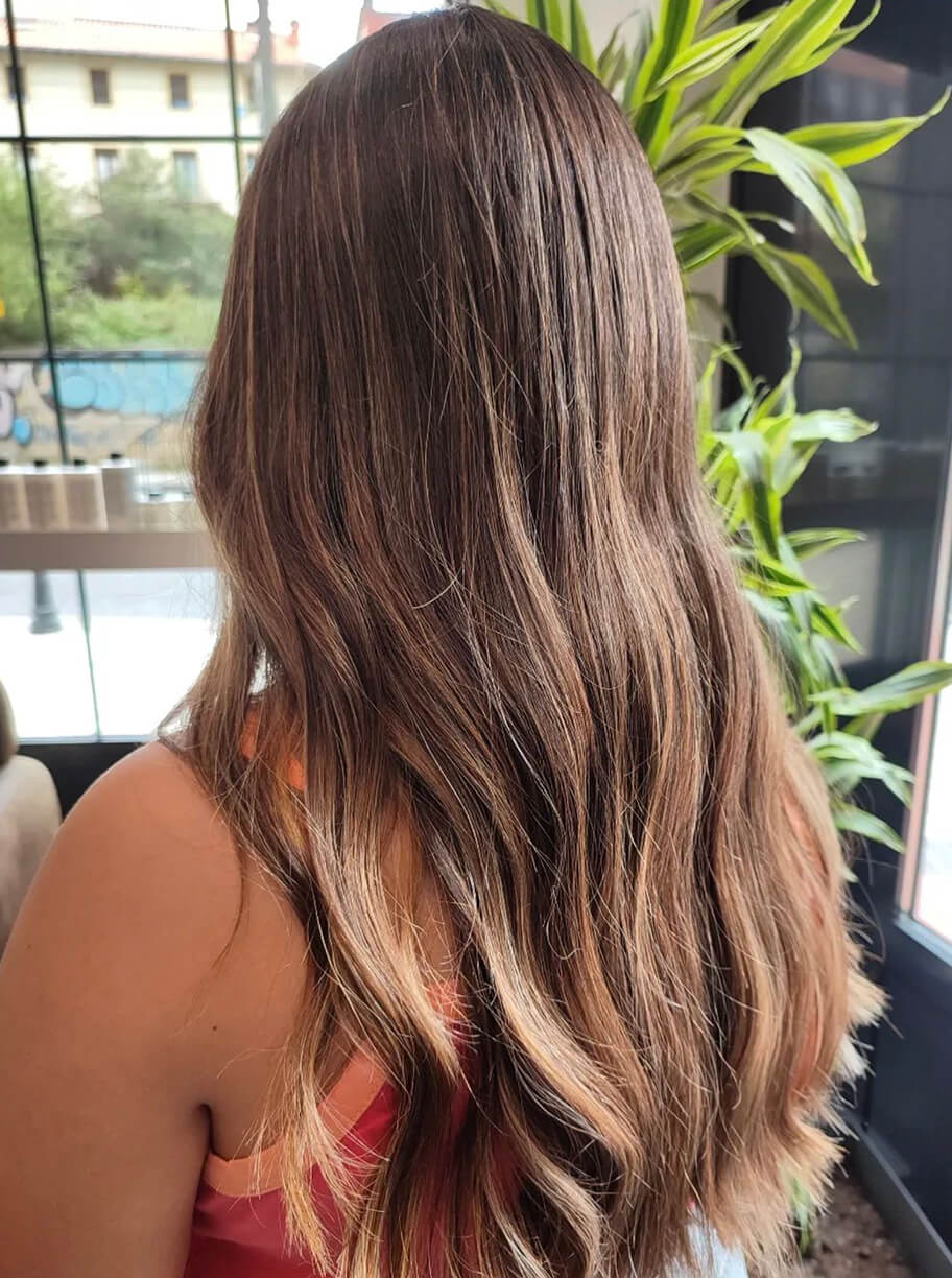 Begoña Eceiza Peluquería Orgánica – Galería – corte de pelo medio con ondas de mujer con color castaño