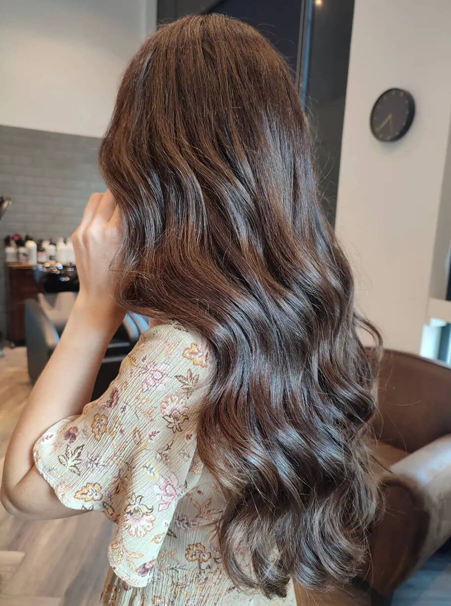 Begoña Eceiza Peluquería Orgánica – Galería – corte de pelo largo con ondas de mujer con color moreno