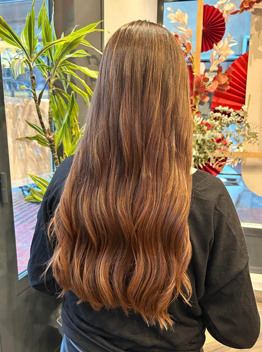 Begoña Eceiza Peluquería Orgánica – Galería – corte de pelo largo con ondas de mujer con color castaño