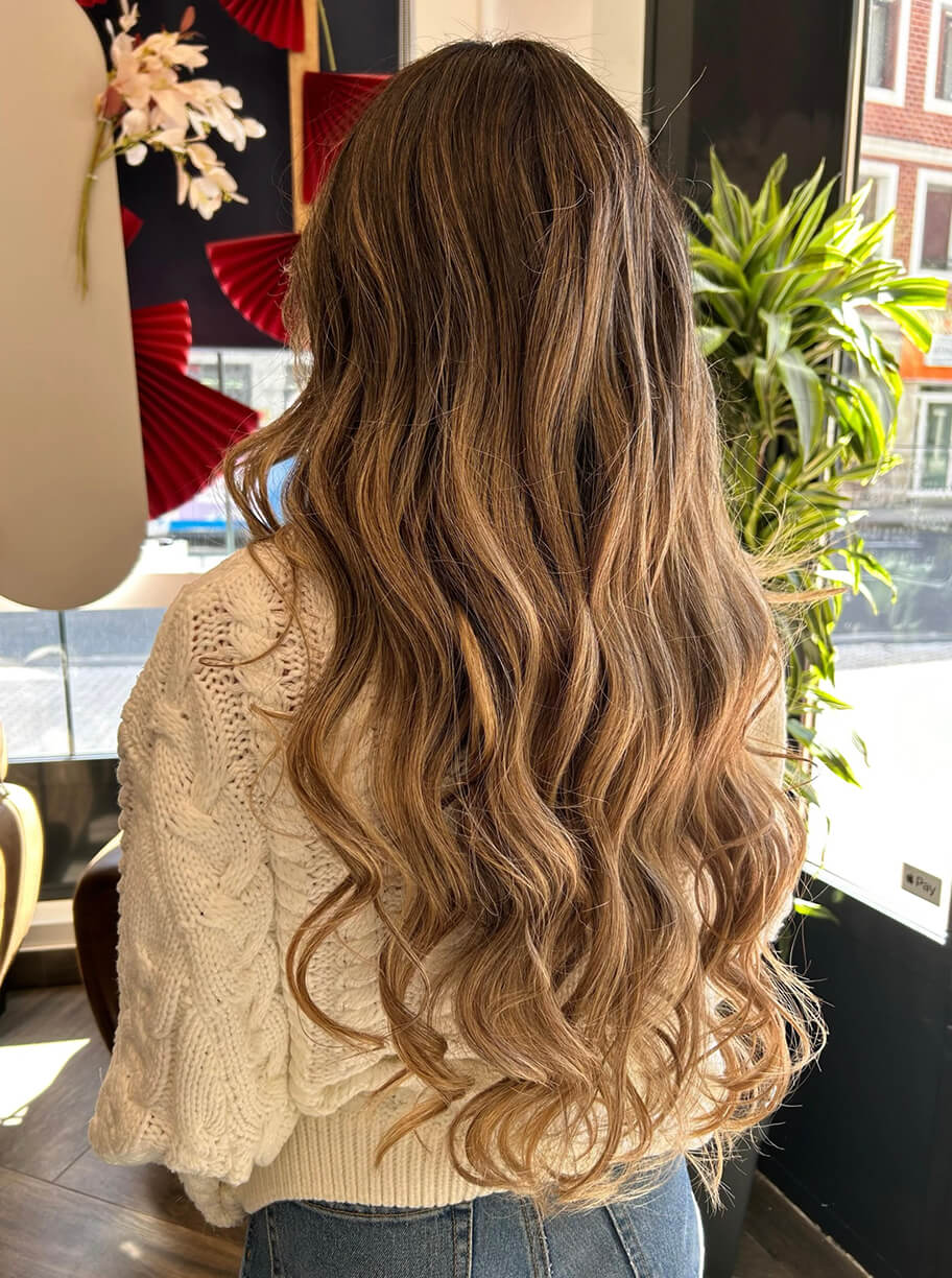 Imagen de galería de corte de pelo largo con ondas de mujer con color rubio