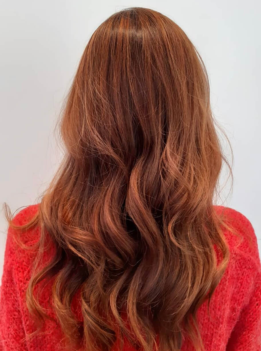 Begoña Eceiza Peluquería Orgánica – Galería – corte de pelo largo con ondas de mujer con color pelirrojo