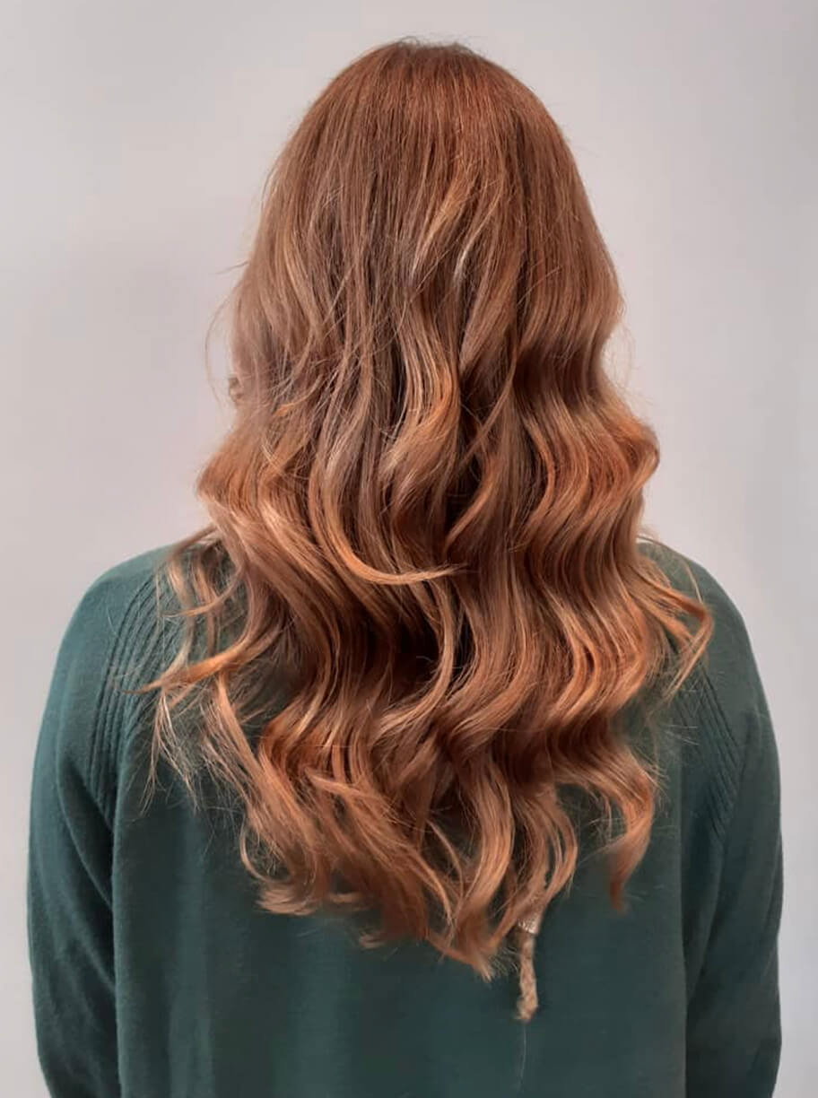 Imagen de galería de corte de pelo largo con ondas de mujer con color pelirrojo