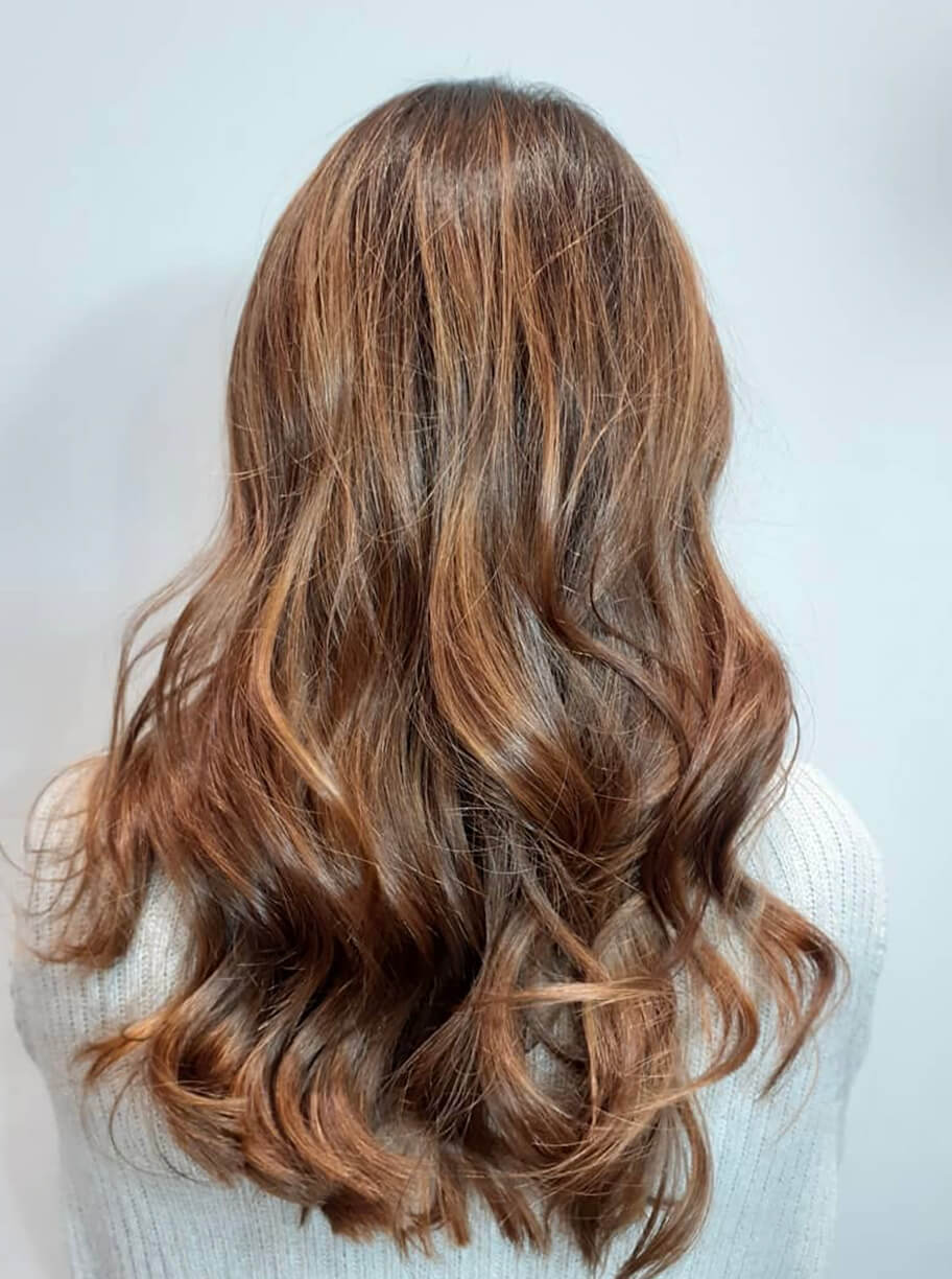 Imagen de galería de corte de pelo largo con ondas de mujer con color castaño
