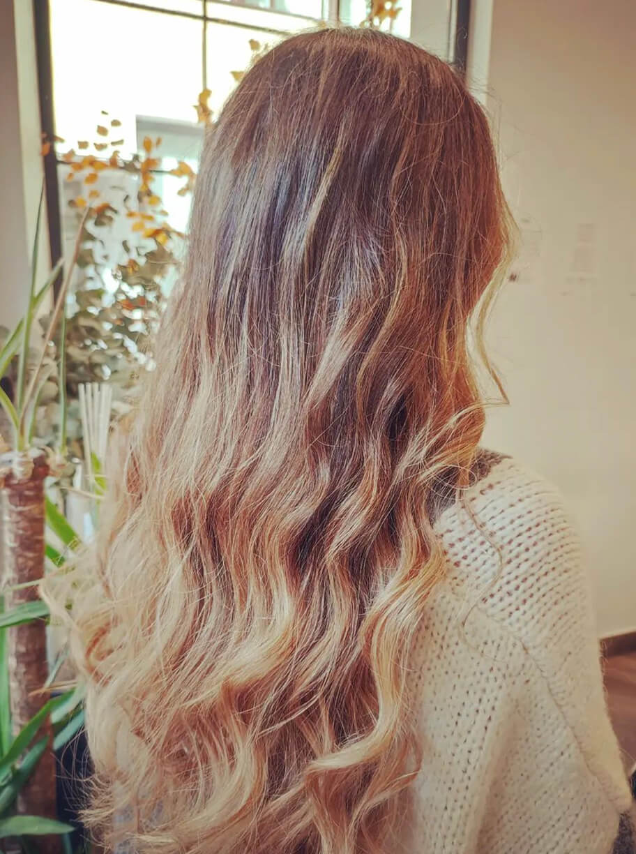 Begoña Eceiza Peluquería Orgánica – Galería – corte de pelo largo con ondas de mujer con color castaño