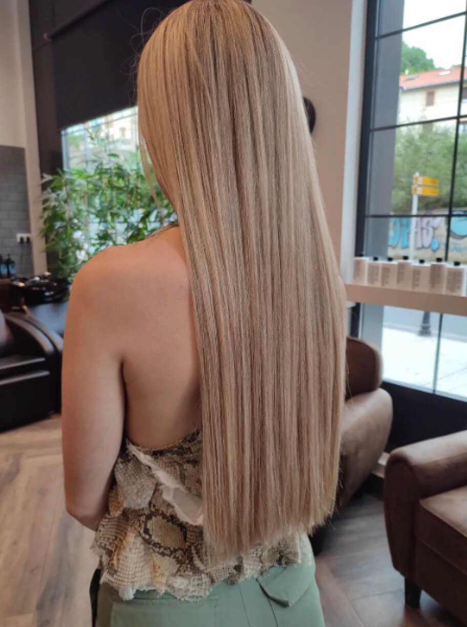 Begoña Eceiza Peluquería Orgánica – Galería – corte de pelo largo liso de mujer con color rubio