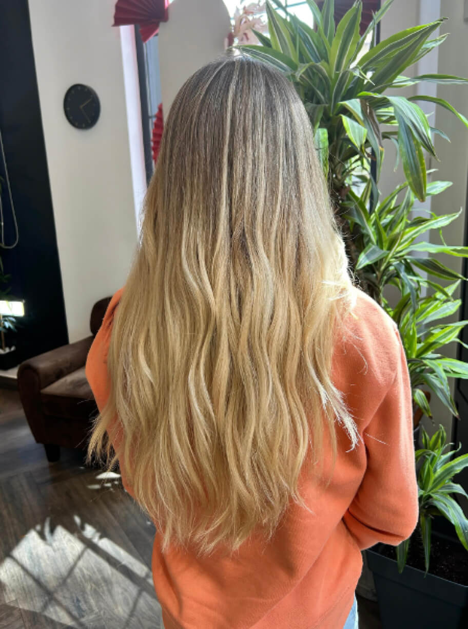 Begoña Eceiza Peluquería Orgánica – Galería – corte de pelo largo con ondas de mujer con color rubio