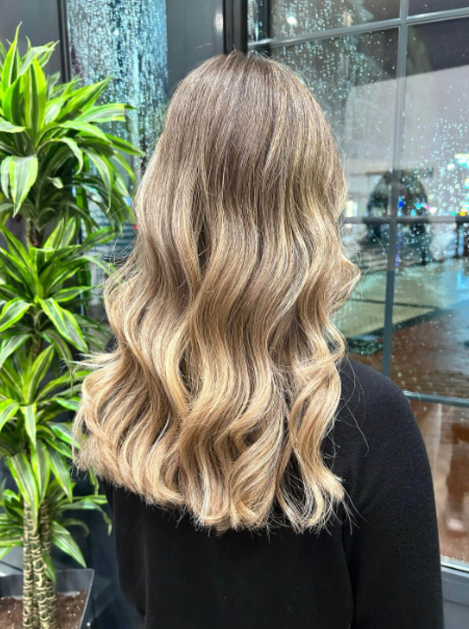 Begoña Eceiza Peluquería Orgánica – Galería – corte de pelo largo con ondas de mujer con color rubio
