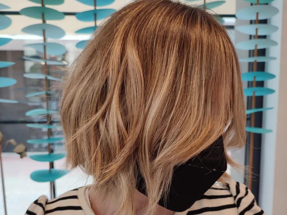 Begoña Eceiza Peluquería Orgánica – Galería – corte de pelo medio de mujer con color rubio