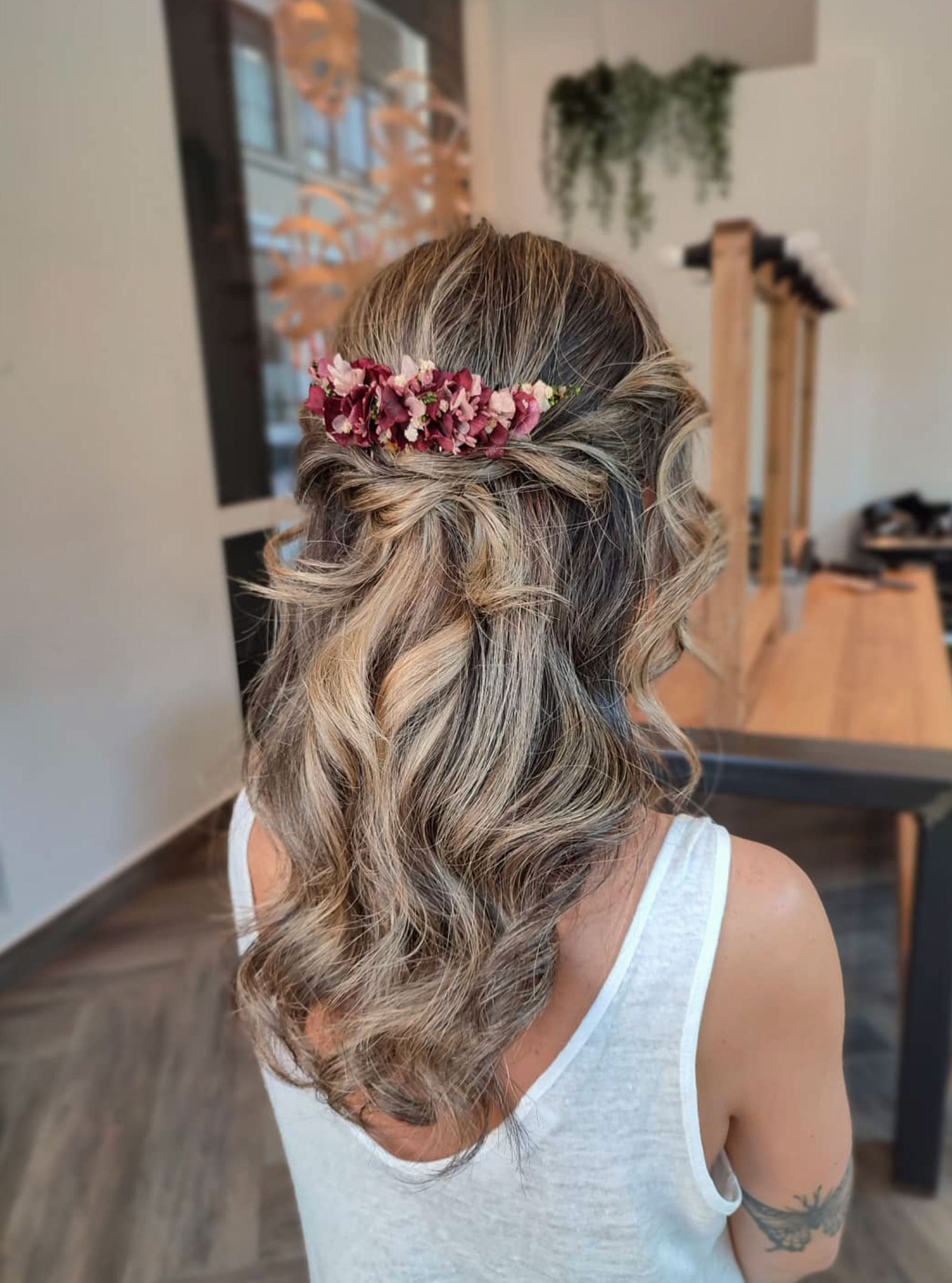 Imagen de peinado de boda con indas con ondas de mujer con color rubio